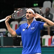 Un joueur de tennis.