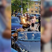 Luguentz Dort parade avec le troph&eacute;e Larry O'Brien, des champions de la NBA.
