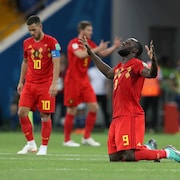 Romelu Lukaku célèbre après la victoire de la Belgique contre le Japon en huitièmes de finale, à la Coupe du monde de soccer. 