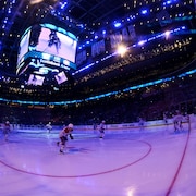 Les joueurs des Canadiens et des Maple Leafs sautent sur la patinoire en prévision de leur rencontre de samedi soir.