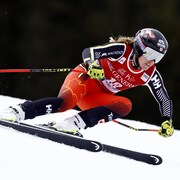 Elle dévale une pente de ski.