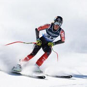 Une skieuse alpine sur la piste.