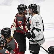 Deux joueuses de hockey discutent.