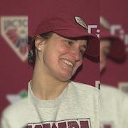 Marie-Philip Poulin avec un grand sourire.
