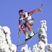 Une skieuse effectue un saut lors d'une course.