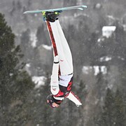 La skieuse Marion Thénault effectue une manoeuvre dans les airs. 