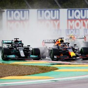 Sur une piste mouillée, Max Verstappen dépasse Lewis Hamilton au premier tour du Grand Prix d'Émilie Romagne.