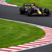Une monoplace F1 roule sur un circuit, dans une série de victoires.