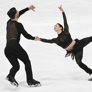 Maxime Deschamps et Deanna Stellato-Dudek patinent sur la glace du Centre Bell.