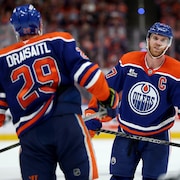 Deux joueurs des Oilers