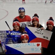 Marcel Marcel et sa famille de pension avant un match au Championnat du monde de hockey junior.