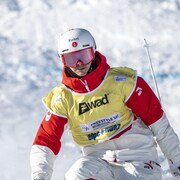 Mikaël Kingsbury, l'air concentré, skie sur la piste de bosses de l'Alpe d'Huez.
