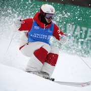 Mikaël Kingsbury skie pendant une compétition.