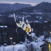 Un skieur effectue une manœuvre dans les airs.