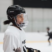 Une joueuse de hockey à l'entraînement. 