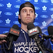 Le joueur des Maple Leafs de Toronto répond aux questions des journalistes.