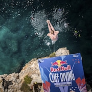 Une plongeuse s'élance d'une plateforme de 22 mètres. 