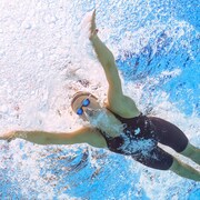 Summer Mcintosh nage lors du 200 m papillon aux mondiaux de Fukuoka.
