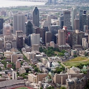 Une vue panoramique de la ville de Montréal.