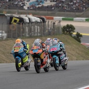 Plusieurs motocyclistes sont en pleine course lors du Grand Prix du Portugal, le 24 mars.