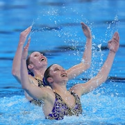 Audrey Lamothe et Jacqueline Simoneau nagent sur place avec leurs bras au-dessus de la tête.
