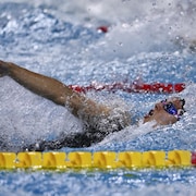 Kylie Masse nage de dos dans la piscine.