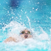 Kylie Masse nage le 100 mètres dos.