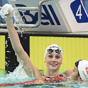 Summer McIntosh l&egrave;ve la main et sourit apr&egrave;s sa course dans la piscine.