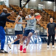 Le joueur de basketball s'apprête à passer le ballon à un coéquipier.