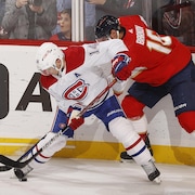 Les hockeyeurs bataillent pour la possession de la rondelle.