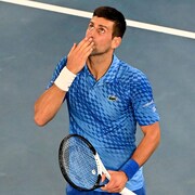 Le joueur de tennis Novak Djokovic envoie un baiser en l'air.
