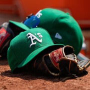Des casquettes et des gants de baseball.