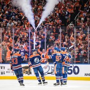 Quatre joueurs des Oilers se félicitent après un but inscrit lors d'un match le 10 mai 2023.
