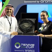 Une femme reçoit un trophée de la part d'un dignitaire saoudien.