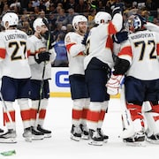 Des hockeyeurs célèbrent une victoire.