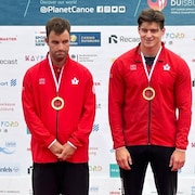 Matthew Casey et Laurent Lavigne reçoivent leur médaille sur le podium.