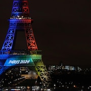 La tour Eiffel est illuminée aux couleurs du drapeau olympique à Paris, en 2017.