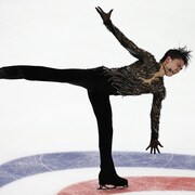 Le Japonais Yuzuru Hanyu en action au programme libre du Grand Prix de patinage artistique de l'ISU à Moscou, en Russie.