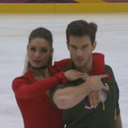 Laurence Fournier Beaudry a les bras autour du cou de son partenaire Nikolaj Soerensen en début de programme.