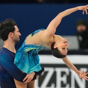 Deanna Stellato-Dudek et Maxime Deschamps patinent pour leur programme libre.