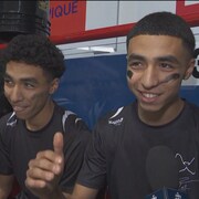 Un groupe de jeunes partisans dans les estrades.