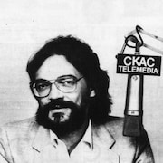 Un homme près d'un micro