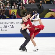 Deux patineurs artistiques s'exercent lors d'une performance.