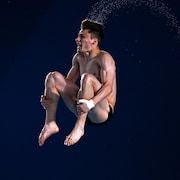 Un plongeur en rotation dans les airs à la plateforme de 10 m.