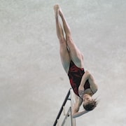 Kate Miller en rotation pendant un plongeon.