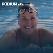 Une femme sourit dans une piscine.