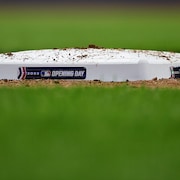 Gros plan d'un but de baseball posé au sol.