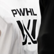 Le logo de la PWHL sur un chandail.