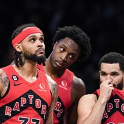 Gary Trent fils, O.G. Anunoby et Fred VanVleet, des Raptors, élaborent une stratégie lors d'un temps d'arrêt.