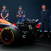 Trois hommes posent derrière la nouvelle monoplace de l'écurie Red Bull